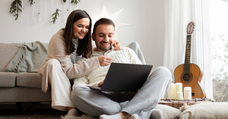 Pareja revisando los resultados del subsidio DS1 2024 en su computadora