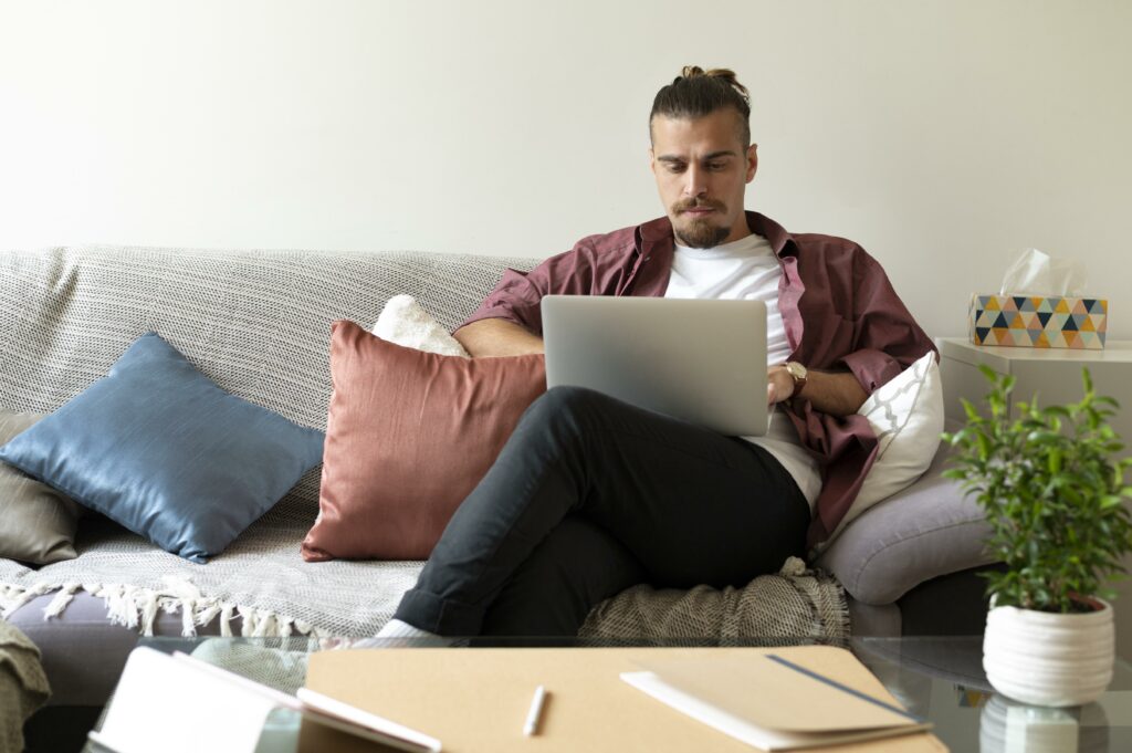 Hombre joven revisando resultados del subsidio habitacional DS1 desde su laptop en casa