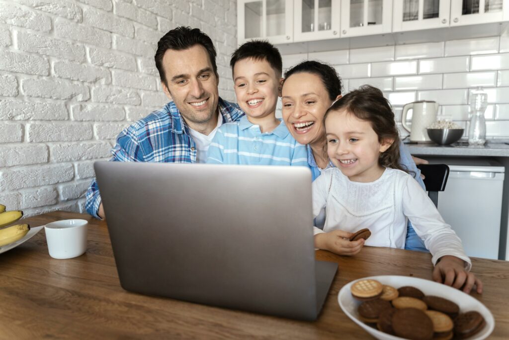 Familia chilena reunida frente a un computador en casa, revisando opciones para postular al subsidio DS1 2024