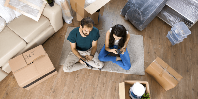 Pareja revisando opciones de vivienda con para postular al subsidio DS1