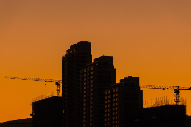 Torres residenciales en construcción al atardecer, símbolo del auge del mercado multifamily