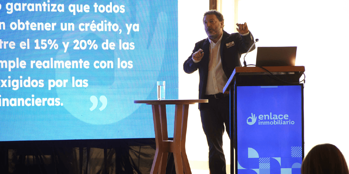 Sergio Barros presentando nueva red de portales de Enlace Inmobiliario en evento oficial