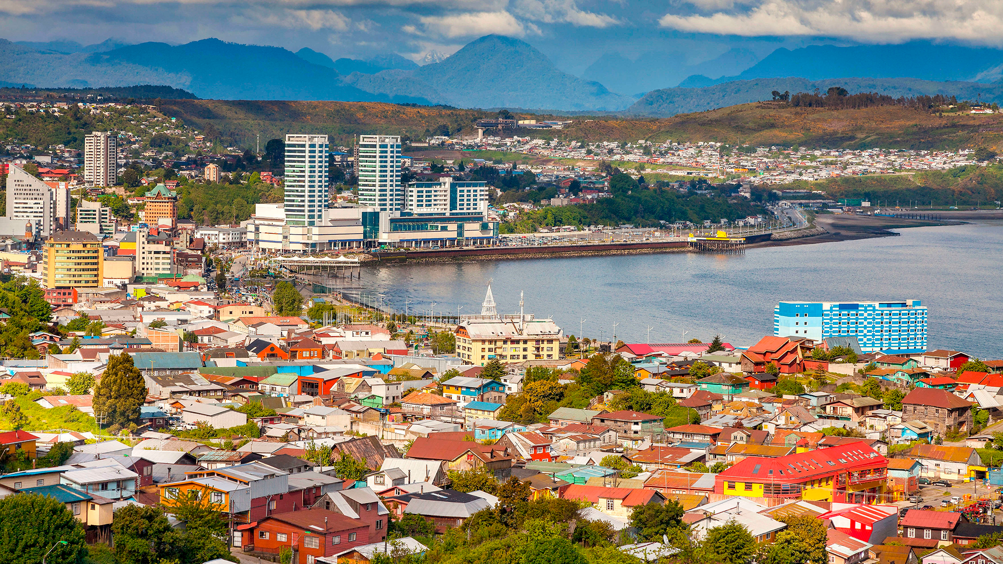 Vista panorámica de Puerto Montt, una de las ciudades con mayor déficit habitacional en Chile