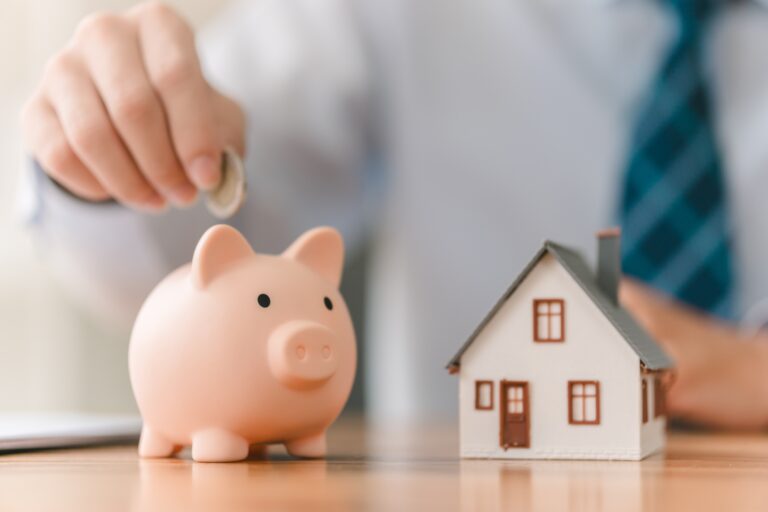 Persona ahorrando dinero para comprar una vivienda