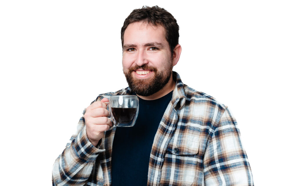 Francisco Ackermann sosteniendo una taza de café antes de su charla sobre inversiones inmobiliarias