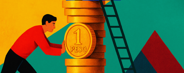 Hombre empujando una gran moneda de un peso sobre una pila de otras monedas, con una escalera y formas geométricas al fondo.
