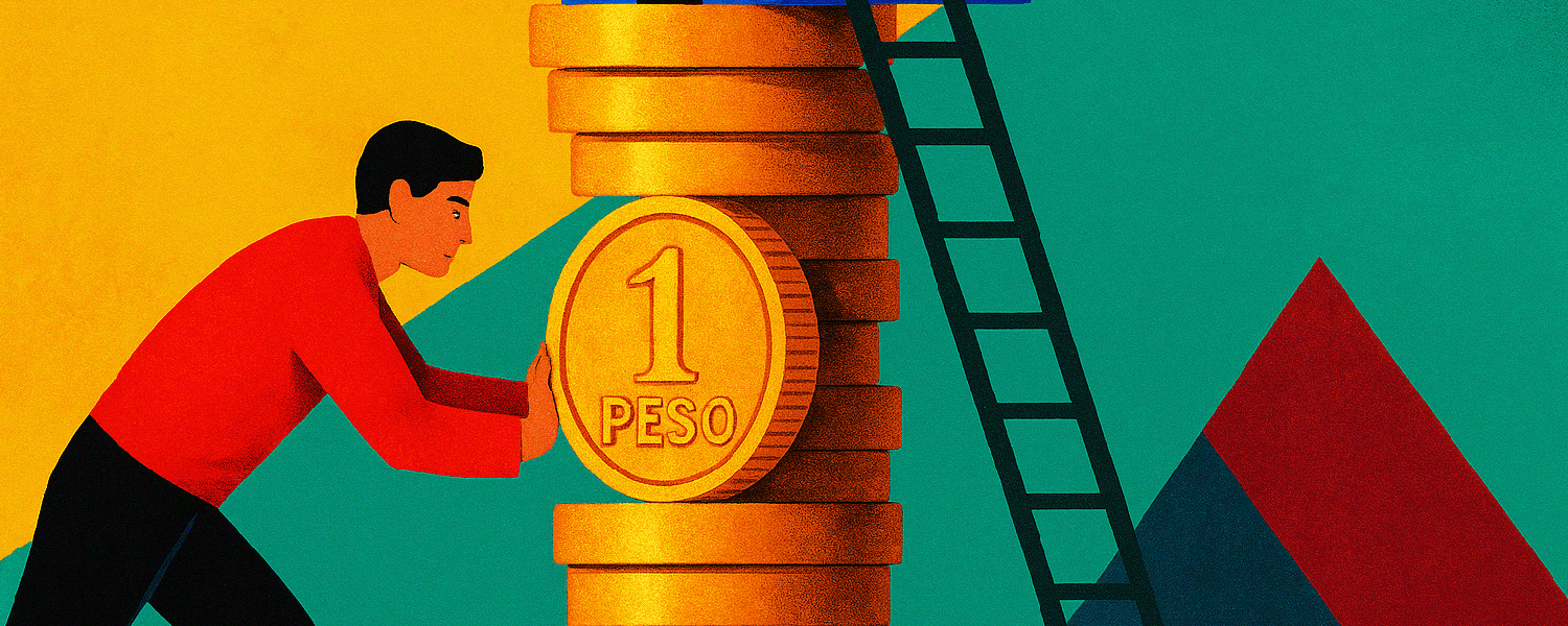 Hombre empujando una gran moneda de un peso sobre una pila de otras monedas, con una escalera y formas geométricas al fondo.