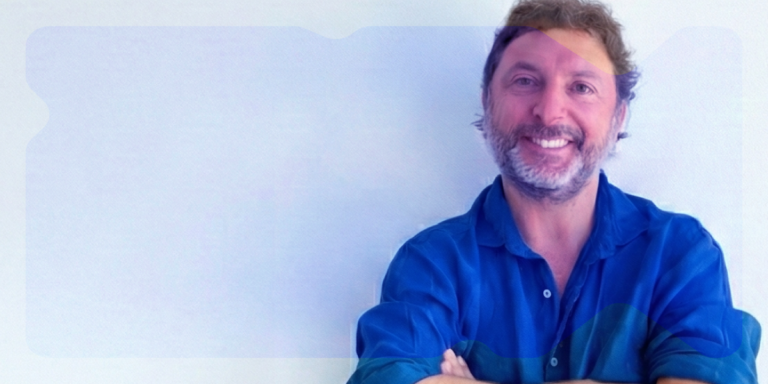 Hombre sonriente representa liderazgo en estrategia inmobiliaria