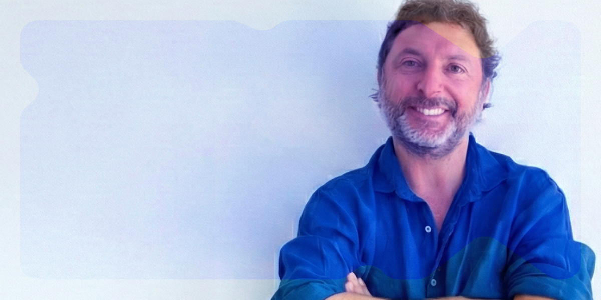 Hombre sonriente representa liderazgo en estrategia inmobiliaria