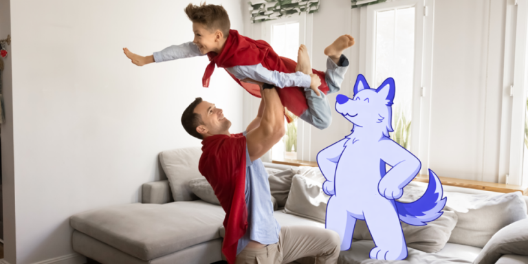 Padre juega con su hijo en la sala, ambos con capas rojas de superhéroes, mientras una mascota ilustrada en forma de lobo sonríe orgullosa junto a ellos.