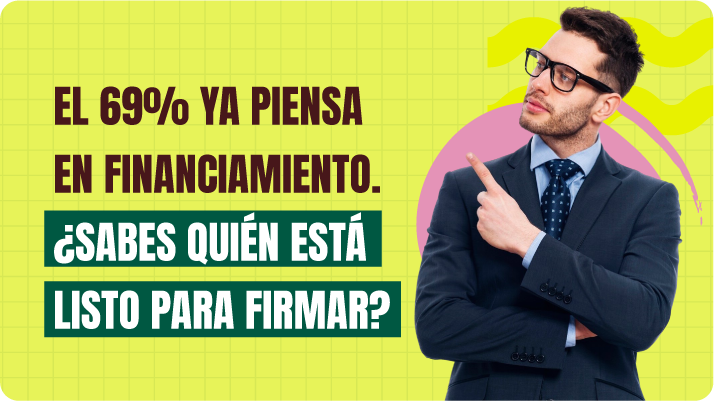 Hombre con traje señalando un mensaje sobre financiamiento inmobiliario que dice: “El 69% ya piensa en financiamiento. ¿Sabes quién está listo para firmar?