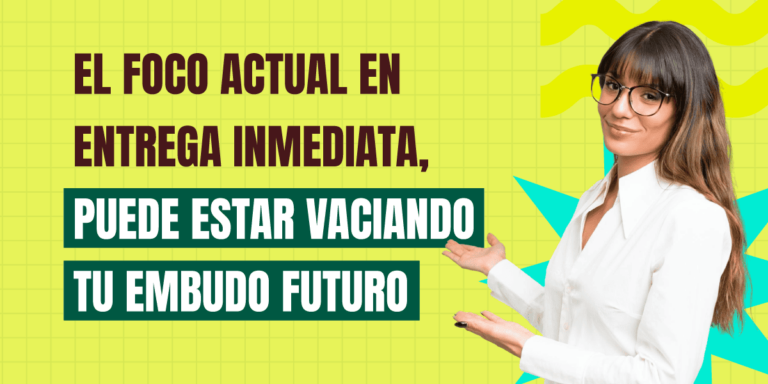 Ejecutiva inmobiliaria destacando oportunidad de demanda en proyectos de entrega futura en Chile